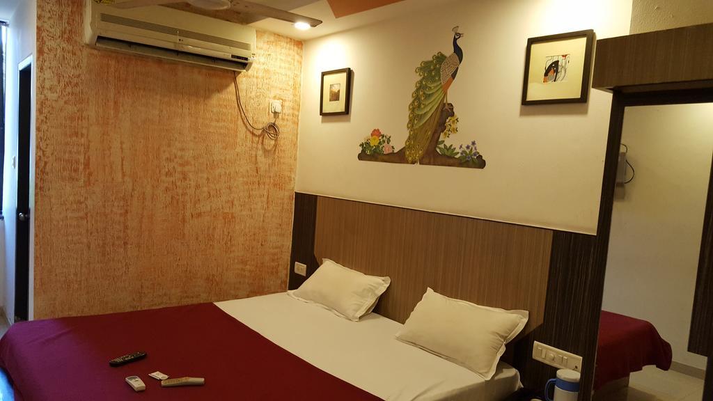 Hotel Relish Vadodara Exterior foto
